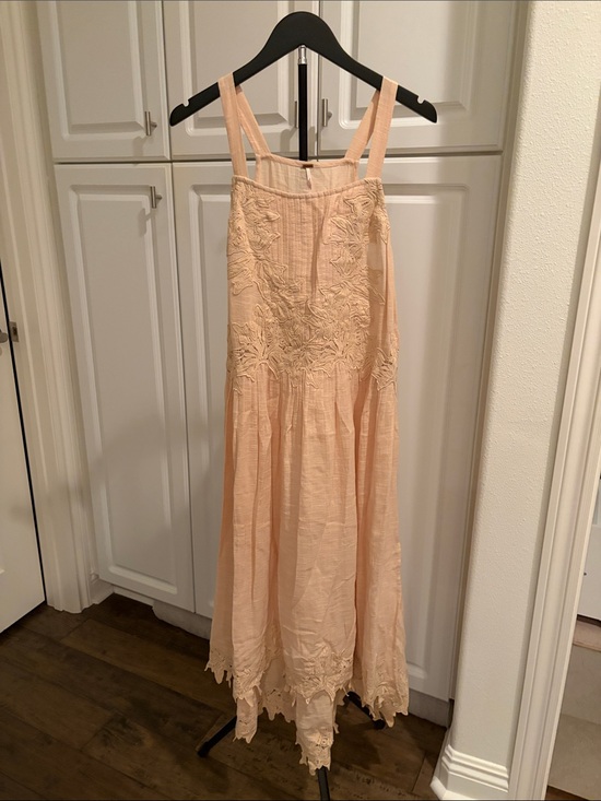 Free People Dresses & Skirts - FP Women's light pink Embroidered Midi Dress